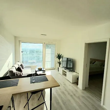 New Air-conditioned 5 Minutes By Walk From The Airport With Free Garage Parking Apartmán