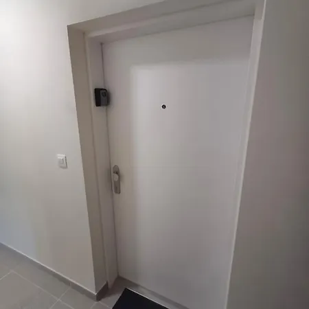 New Air-conditioned 5 Minutes By Walk From The Airport With Free Garage Parking Братислава