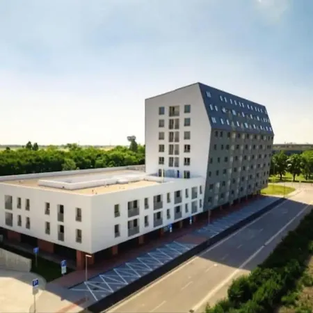 New Air-conditioned 5 Minutes By Walk From The Airport With Free Garage Parking Апартаменти