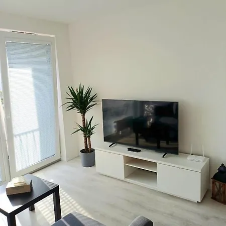 Apartmán New Air-conditioned 5 Minutes By Walk From The Airport With Free Garage Parking