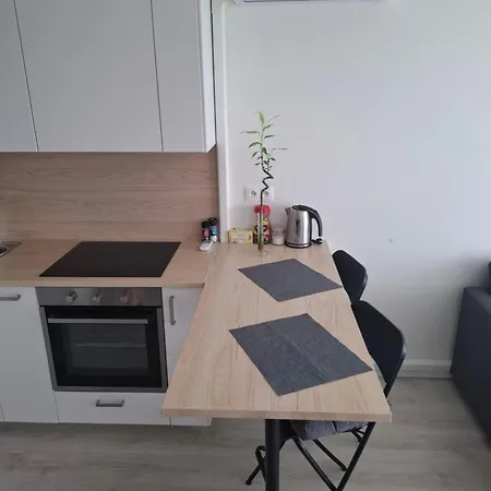 Apartment New Air-conditioned 5 Minutes By Walk From The Airport With Free Garage Parking *