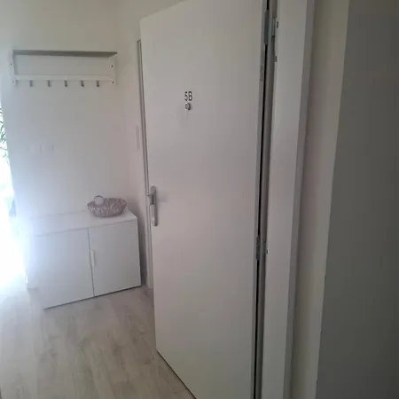 New Air-conditioned 5 Minutes By Walk From The Airport With Free Garage Parking * Братислава