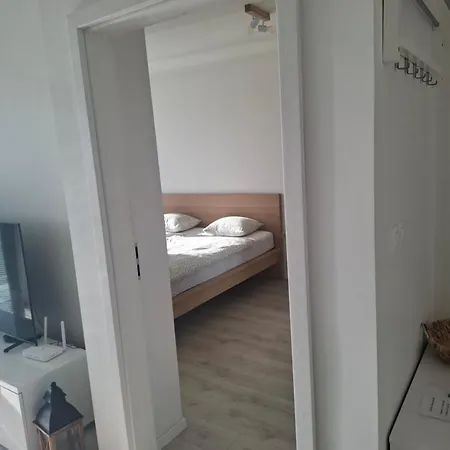 Lägenhet New Air-conditioned 5 Minutes By Walk From The Airport With Free Garage Parking *