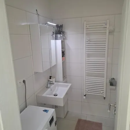 New Air-conditioned 5 Minutes By Walk From The Airport With Free Garage Parking *