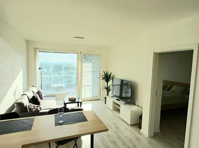 New Air-conditioned 5 Minutes By Walk From The Airport With Free Garage Parking Apartman