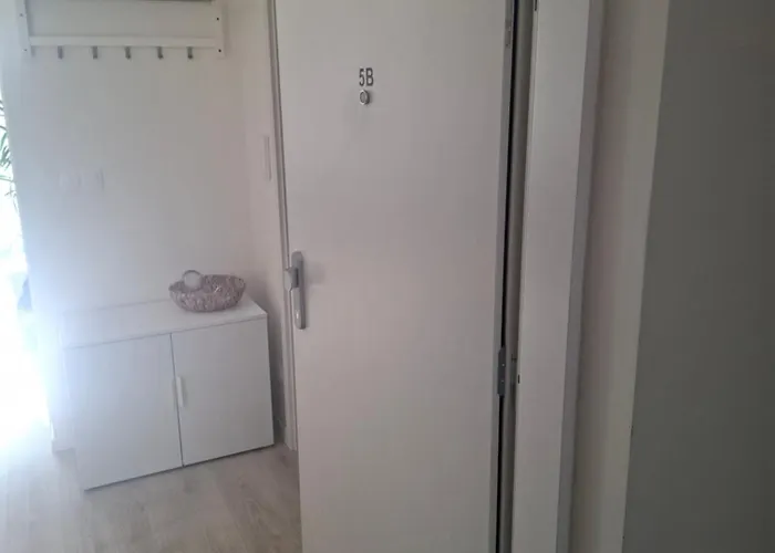 New Air-conditioned 5 Minutes By Walk From The Airport With Free Garage Parking * Pozsony