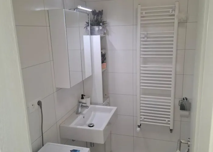 New Air-conditioned 5 Minutes By Walk From The Airport With Free Garage Parking *